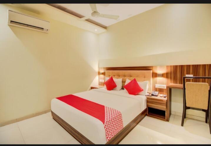 Hotel Emerald Near T2 International Airport Mumbai Eksteriør bilde